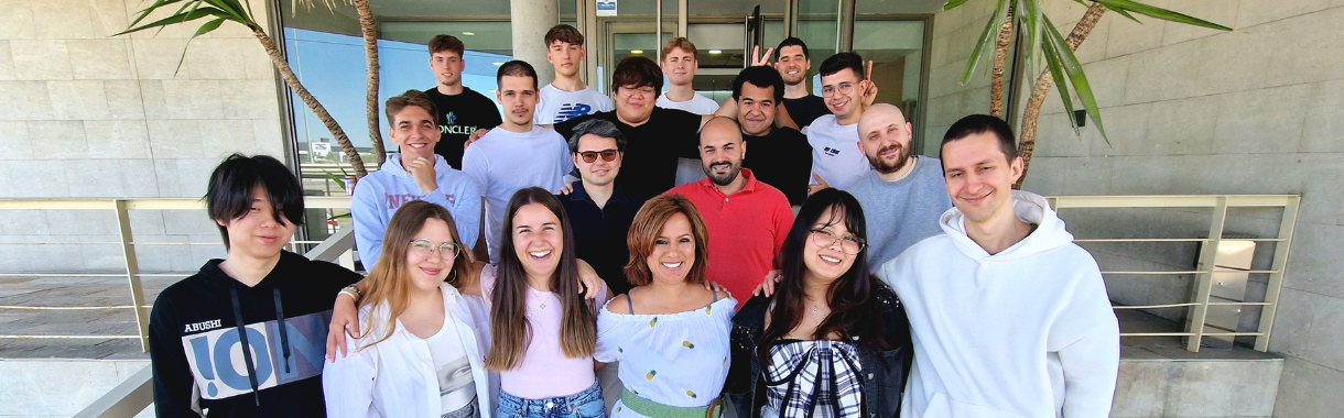 Grupo de jóvenes talentos en las oficinas de Aeioros