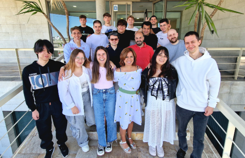 Grupo de jóvenes talentos en las oficinas de Aeioros