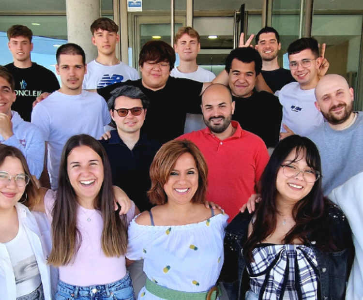 Grupo de jóvenes talentos en las oficinas de Aeioros